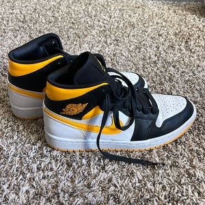 Women’s Jordan 1 Mid size 8.5